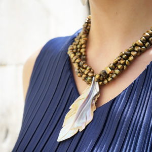 collar de perlas naturales marrones con colgante de nácar 01 iroiroart.com 