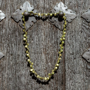 Collar de perlas “coin” verde pistacho
